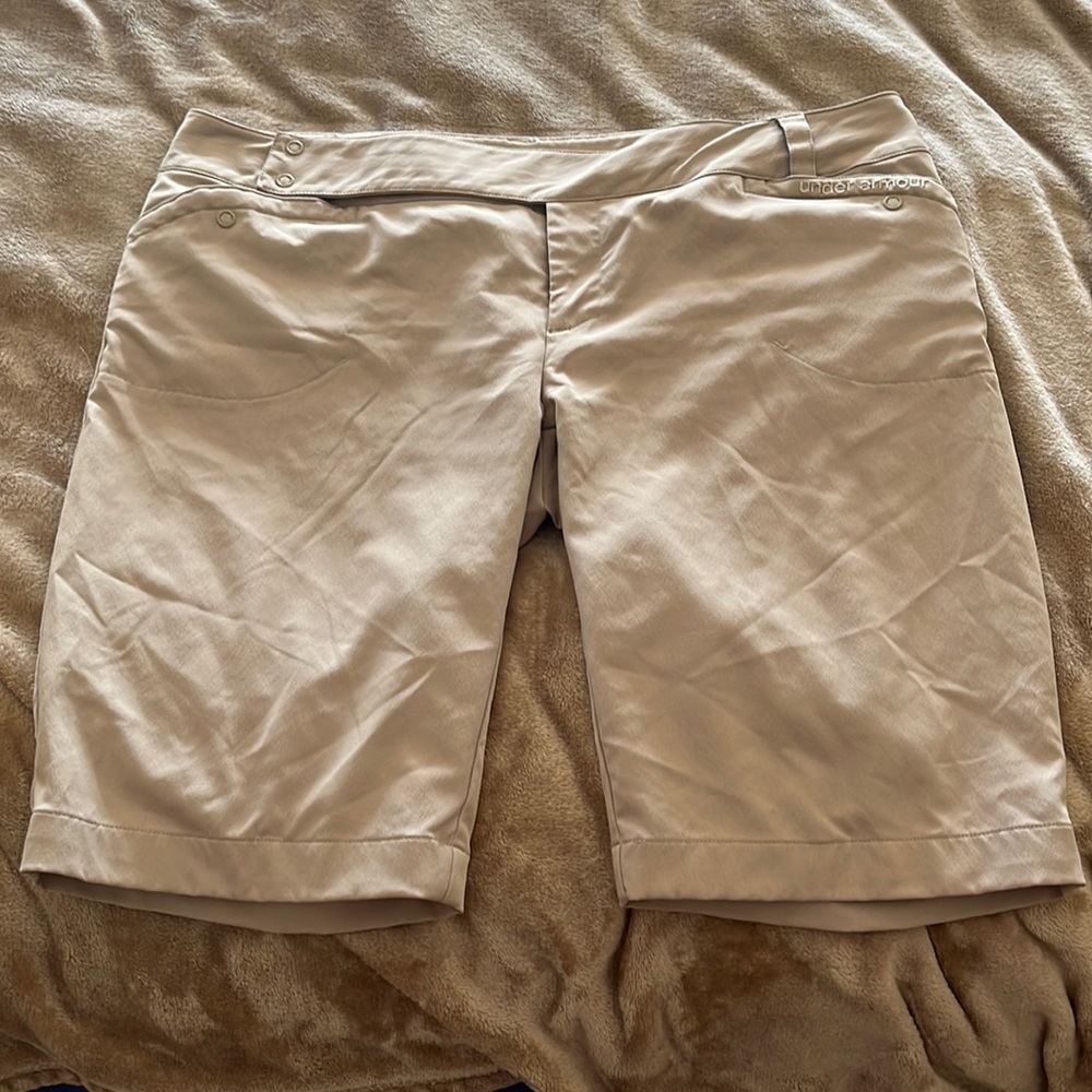 Under armor women’s shorts snap pocket closure size 12